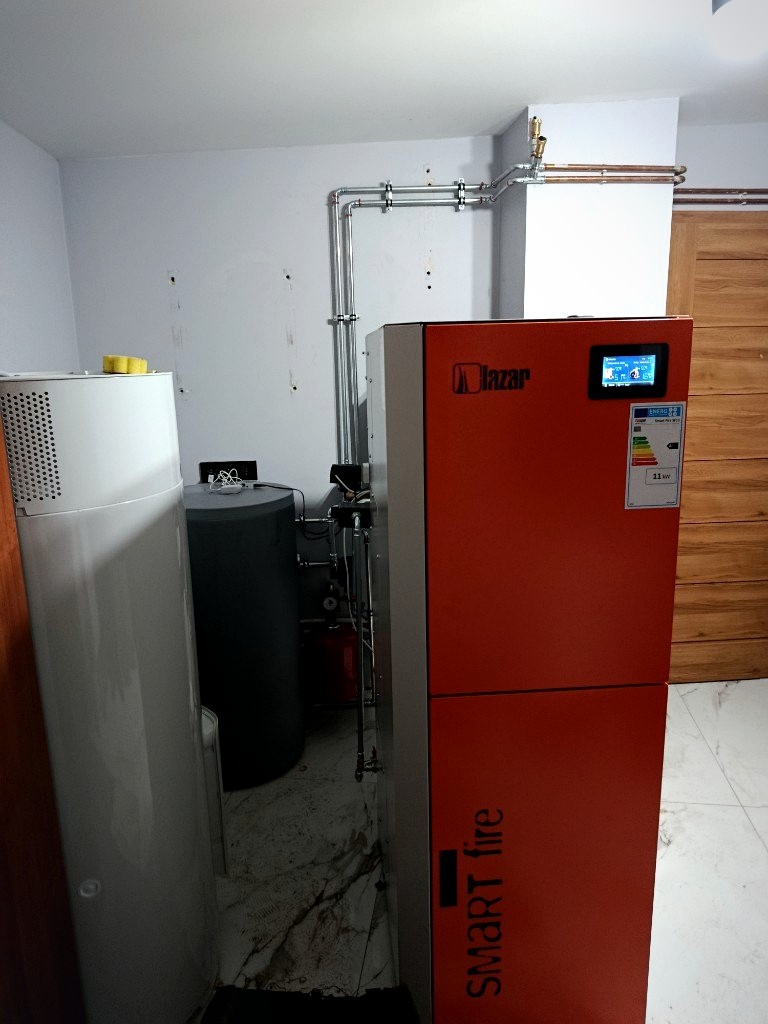 Kocioł pelletowy Lazar Smart Fire w kotłowni