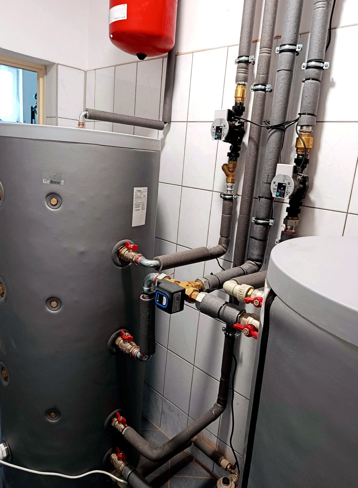 Zasobnik Galmet z pompami obiegowymi i armaturą w kotłowni