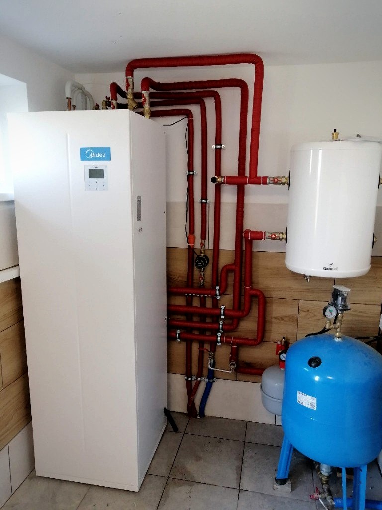 Kotłownia z jednostką Midea, zasobnikiem Galmet i orurowaniem