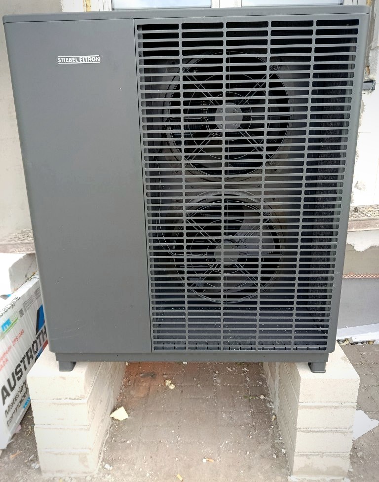 Jednostka zewnętrzna Stiebel Eltron na cegłach
